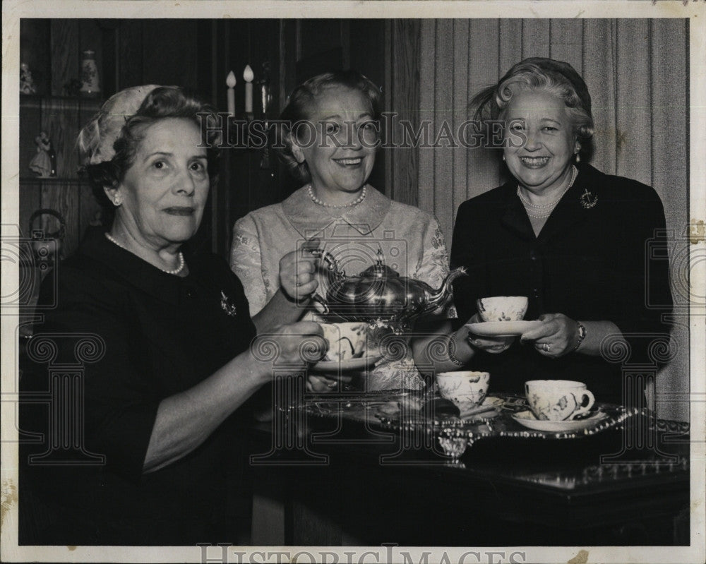 1968 Press Photo Zimble Chernis &amp; Talcoff Discuss Plans For Israel Reception - Historic Images