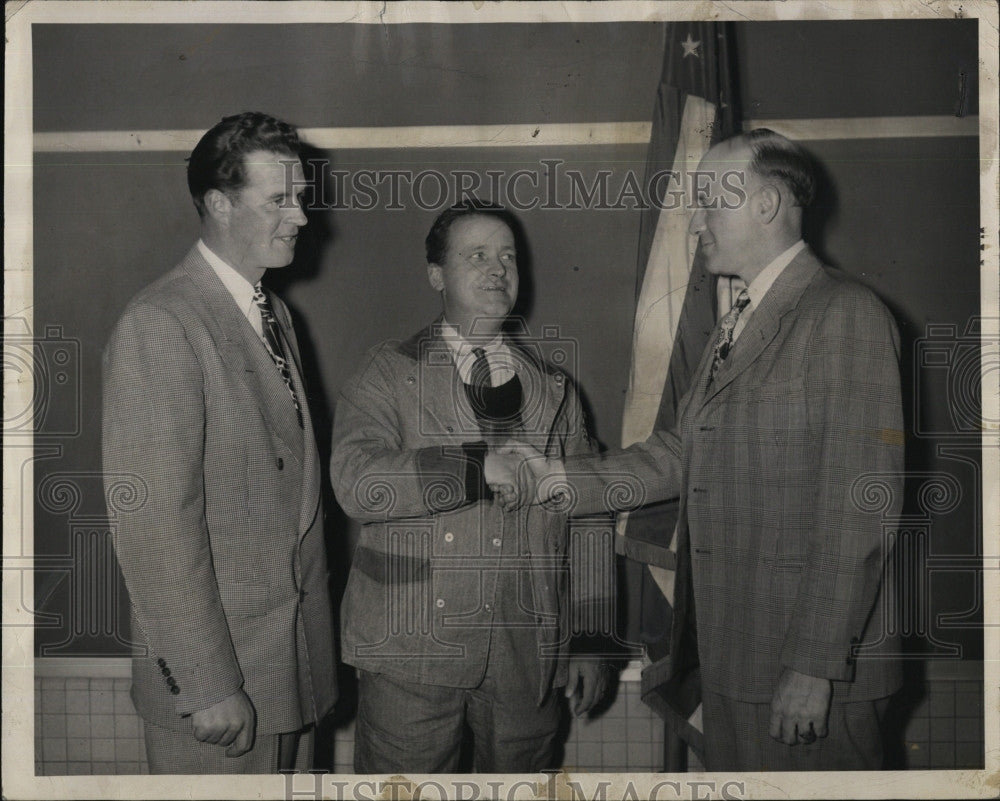 1948 Press Photo Mayor Stuart Tarr Congratulates Kenneth Pratt &amp; Harry Stinson - Historic Images