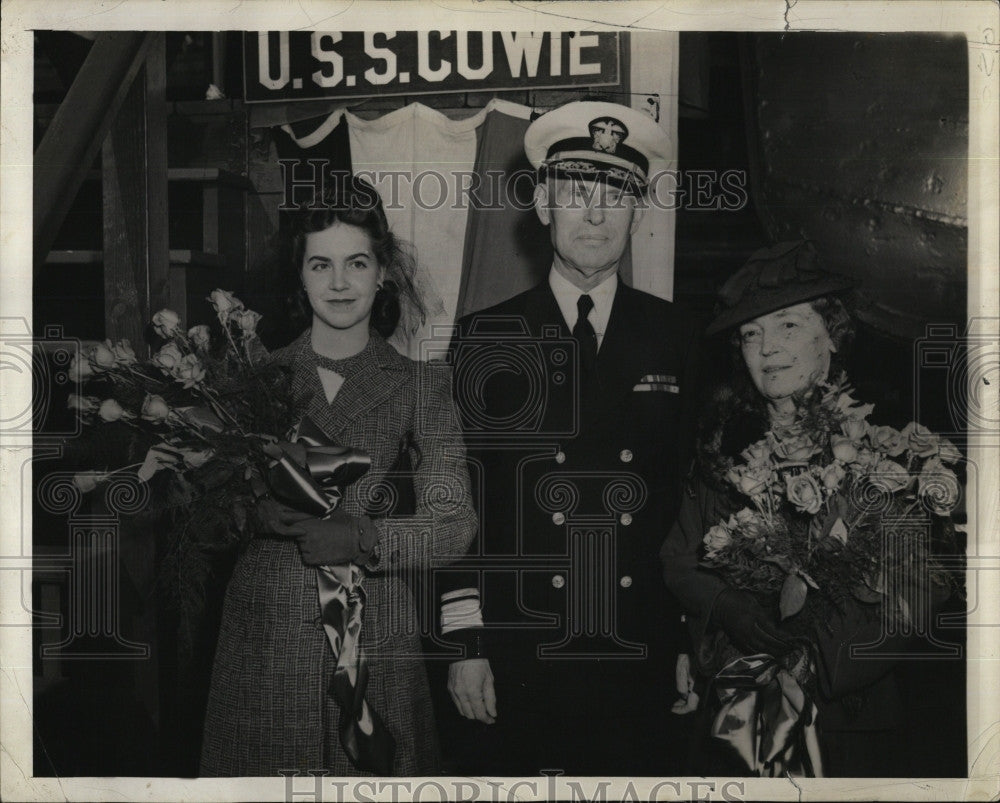 1942 Press Photo Elizabeth Harwood Royal Rear Adm William Tarrant Pose - Historic Images