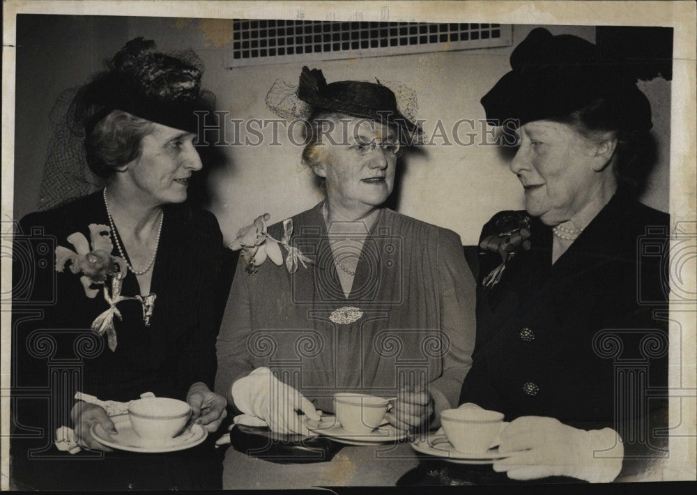 1942 Press Photo Army &amp; Navy Officer&#39;s Wives Feted - Historic Images