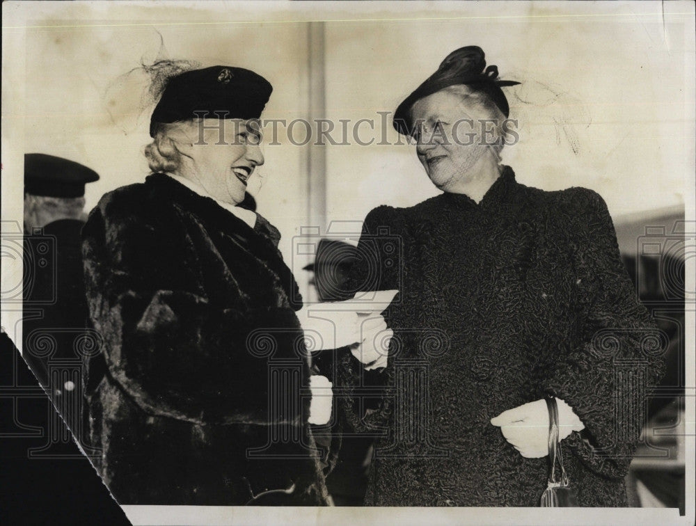 1942 Press Photo Ellen Kearns Presents Check To Mrs WT Tarrant - Historic Images