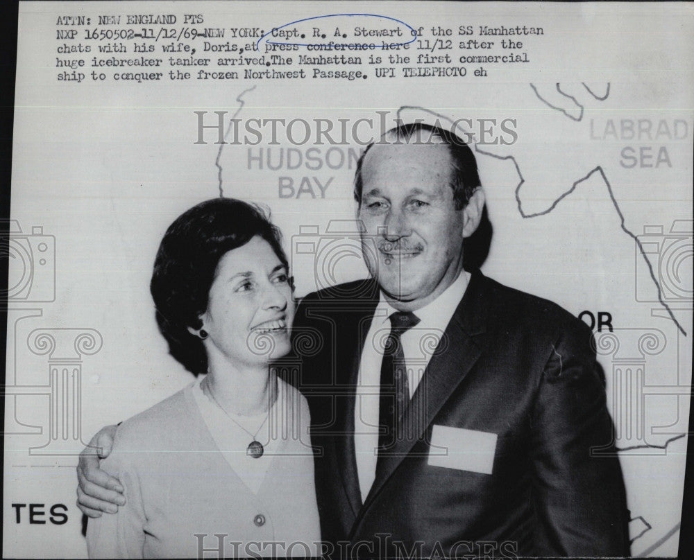 1989 Press Photo Capt. RA Stewart &amp; his wife came thru Northwest Passage - Historic Images