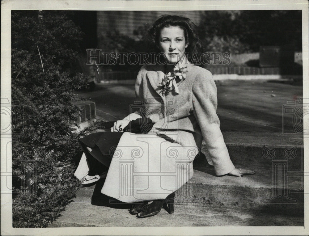 1945 Press Photo Boston debutante, Priscilla Stuart - Historic Images