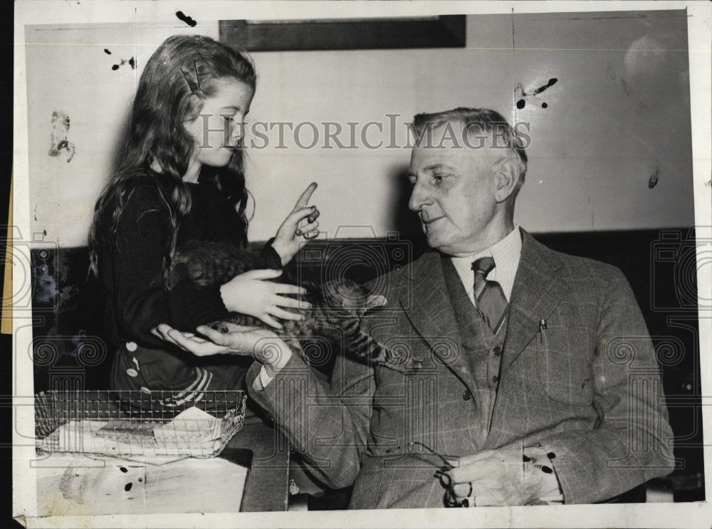 1939 Press Photo Capt William Tappan &amp; kitten &amp; Arlene Brown - Historic Images