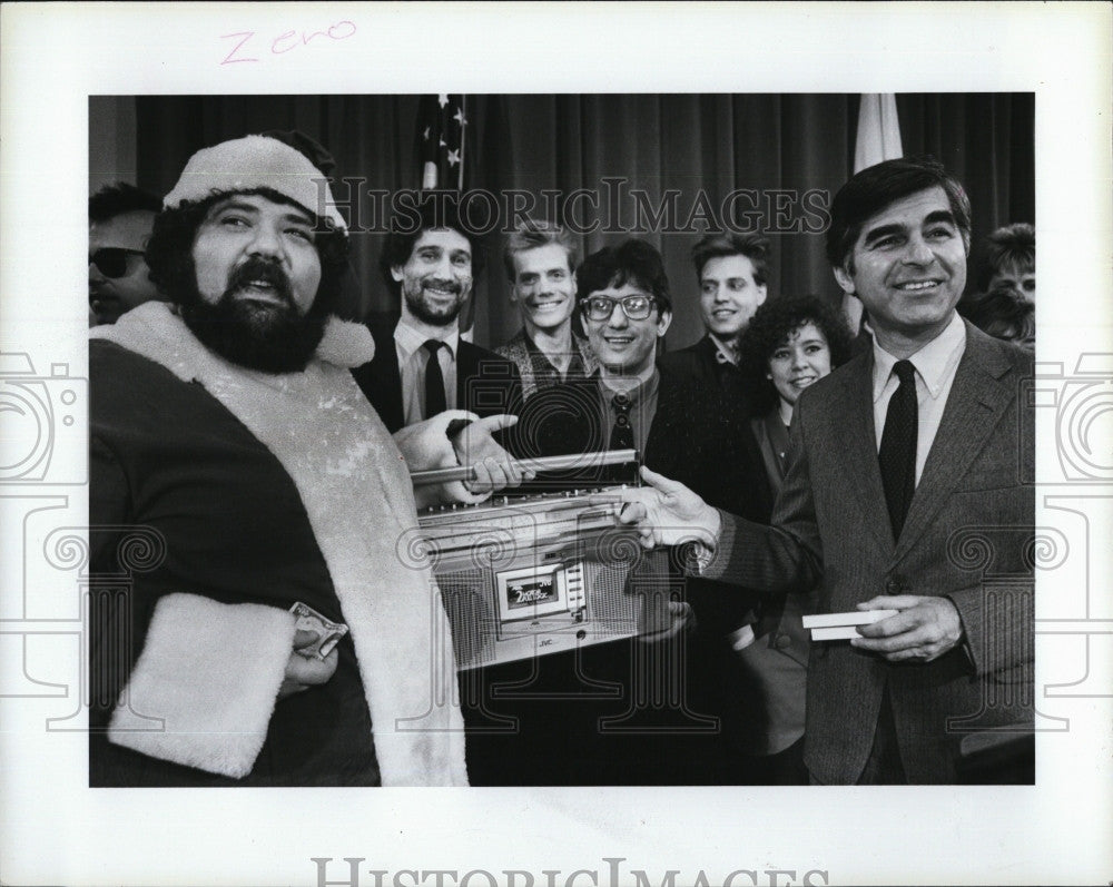 1985 Press Photo Boston Musicians Christmas Tape Governor Dukakis Pau Sferrusza - Historic Images