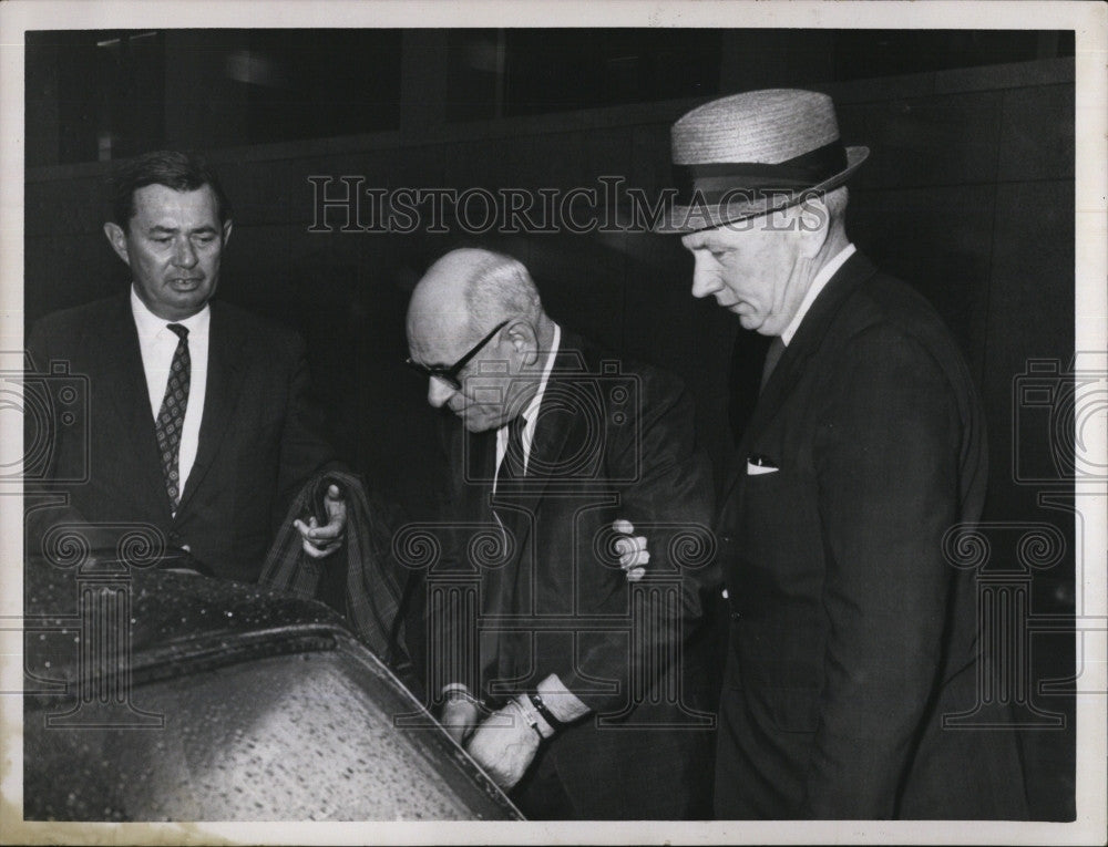 1967 Press Photo Henry Tameleo With Federal Agents Leaving JFK Federal Building - Historic Images