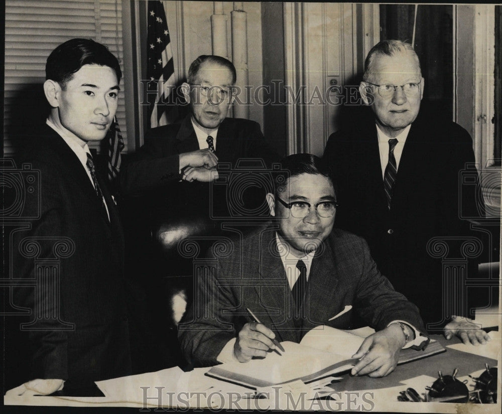 1958 Press Photo Mitsuo Tanaka,Kiichi Itabashi,K T Cinchaid &amp; Boston mayor Hynes - Historic Images