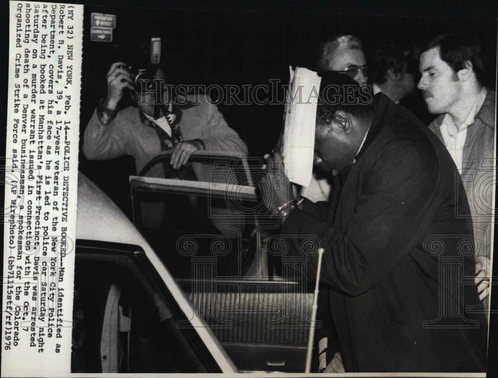 1976 Press Photo Police Detective Robert B. Davis Booked on Murder Charges - Historic Images