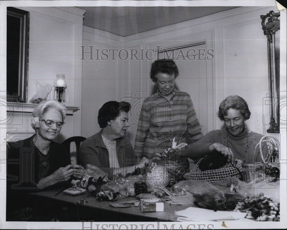 1968 Press Photo Mrs. James Mountz Hosts New England Deaconess Hospital Bazaar - Historic Images