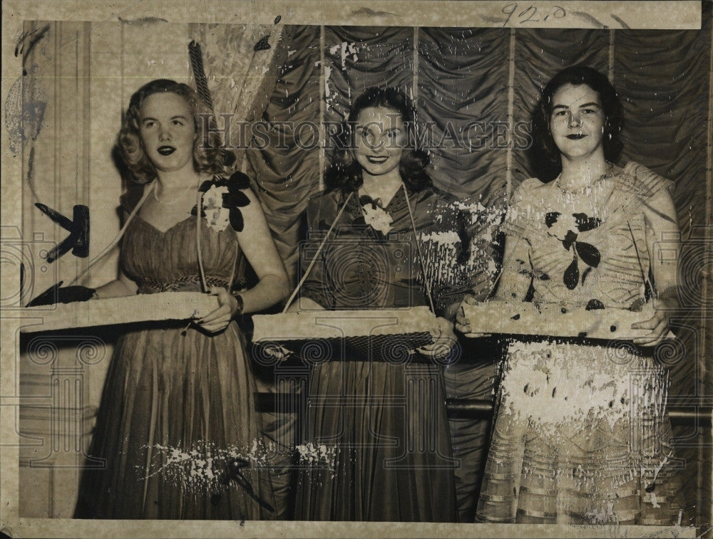 1941 Press Photo Polly Curtis,Nancy Bernard sell flowers at a ball - Historic Images