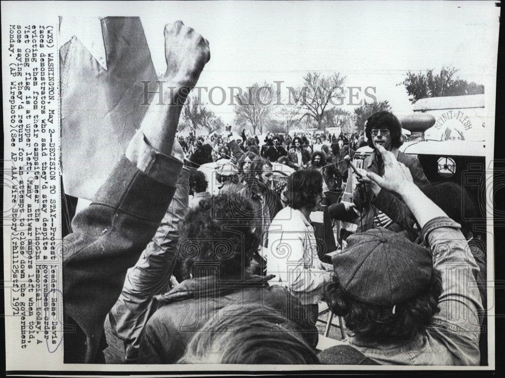 1971 Press Photo Activist, Rennie Davis at Lincoln Memorial - Historic Images