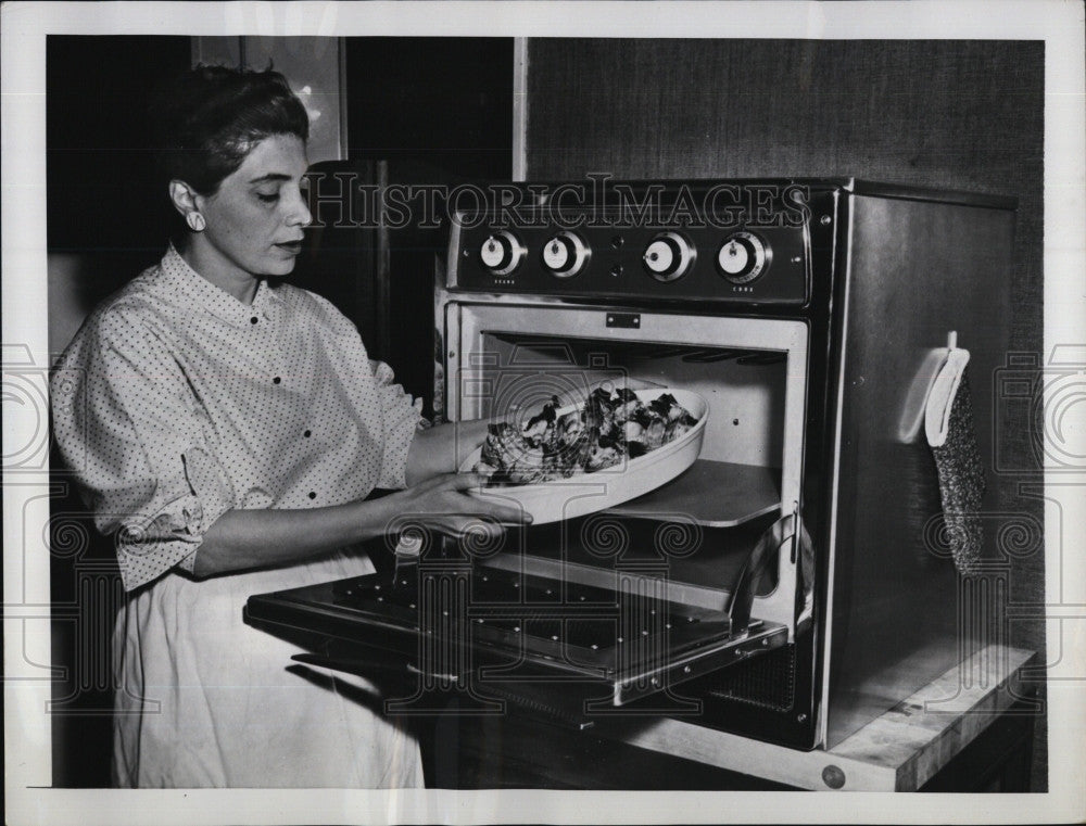 1956 Press Photo Olga Curtis demonstrates  new electonic range - Historic Images