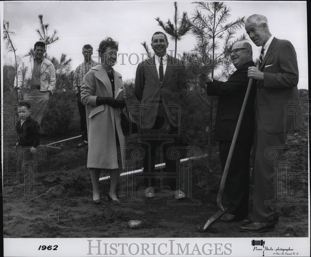 1962 Press Photo Univ, Pkg Corp of N.H. Mrs HS Bridges,RC Crandlemire,S Green - Historic Images