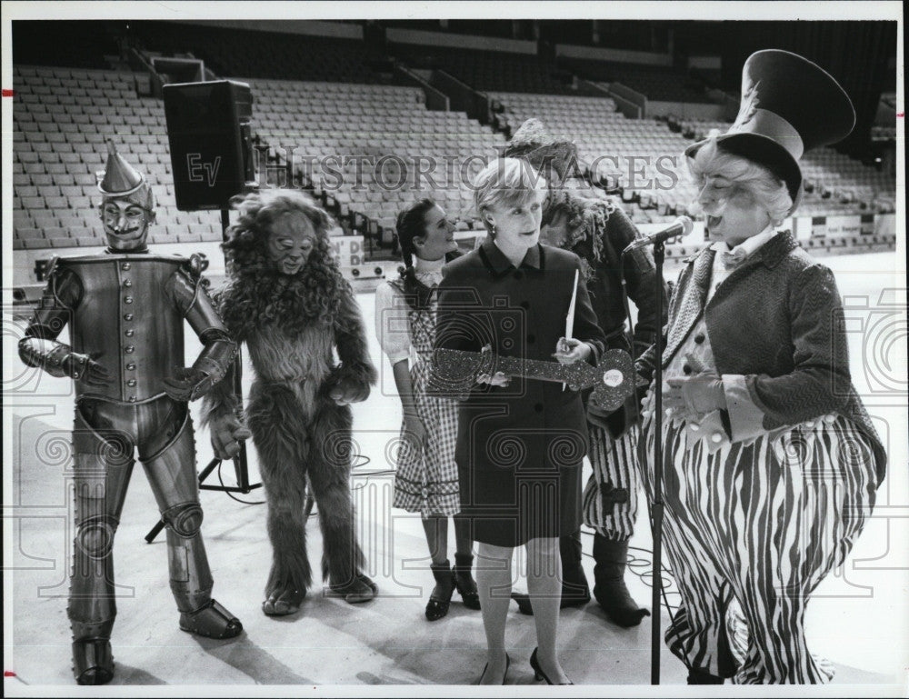 1995 Press Photo Peggy Davis Mullin and Munchkinsland - Historic Images