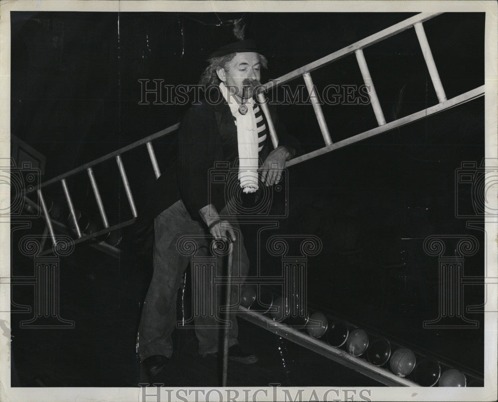 1949 Press Photo Entertainer, Ben Dova on stage - Historic Images