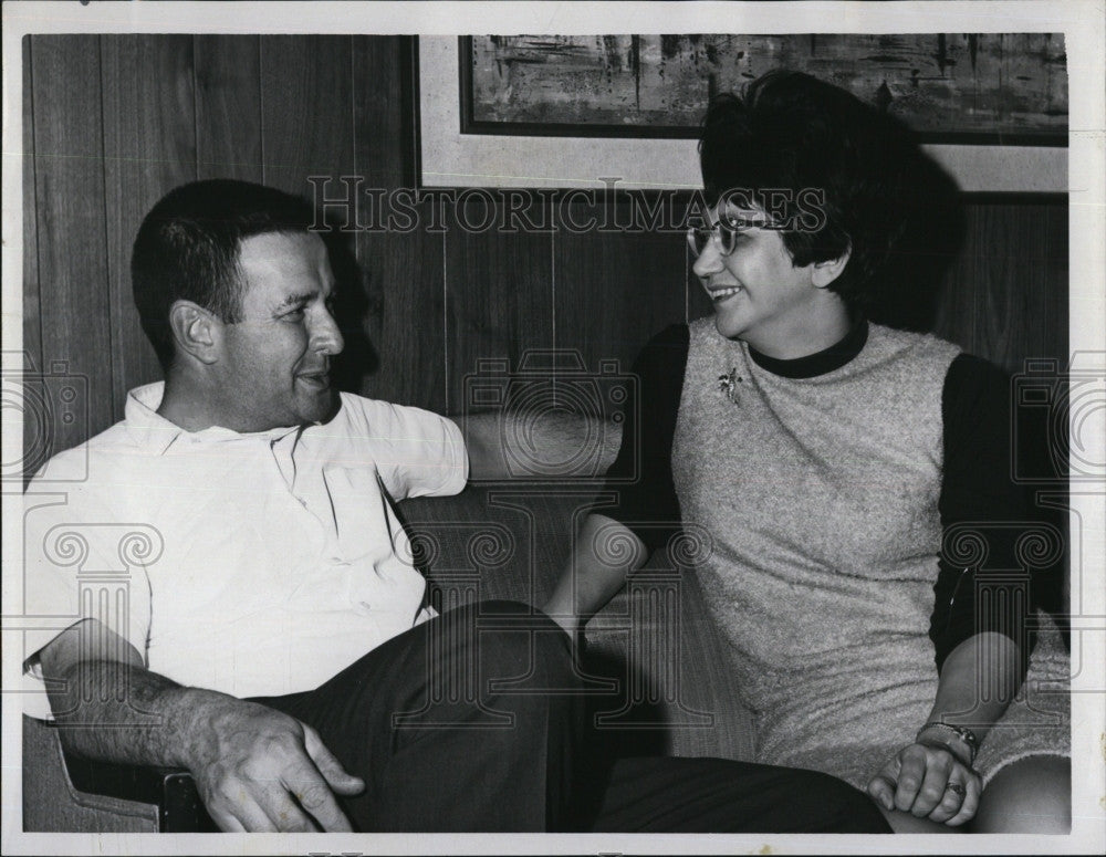 1967 Press Photo Captain William Donahue With Wife Dorothy Saugus Home Pilot - Historic Images