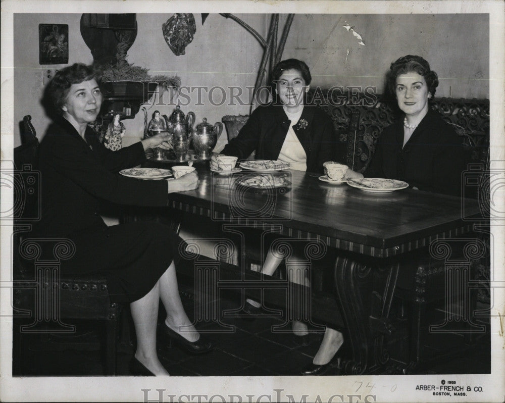 1956 Press Photo Mrs Georges Doriot &amp; Mrs J Barron at tea - Historic Images