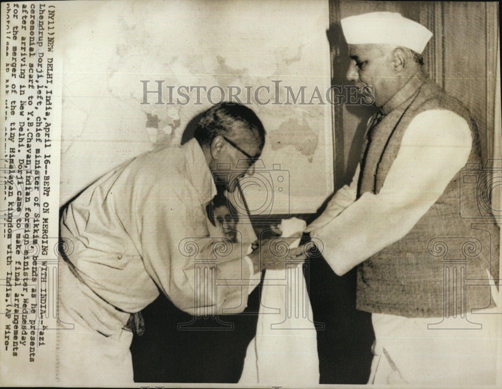 1975 Press Photo Lhendruo Dorji &amp; YB Chavan of India - Historic Images