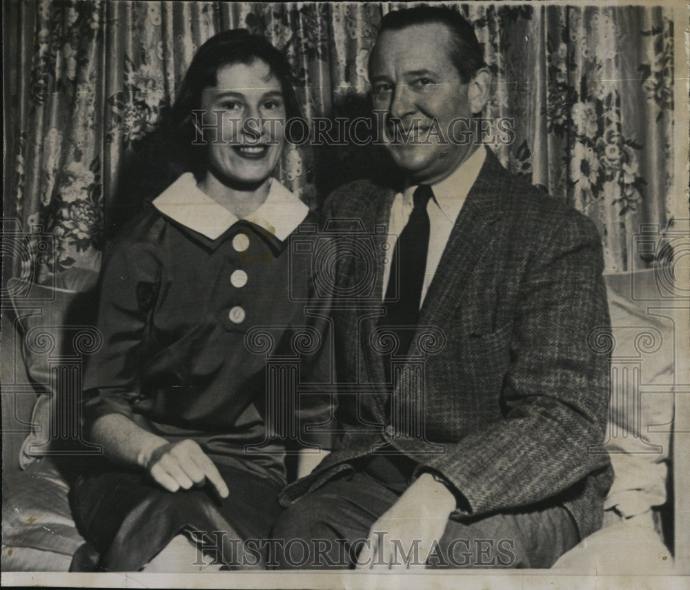 1958 Press Photo Missing Student Priscilla Whitcomb Comes Home - Historic Images