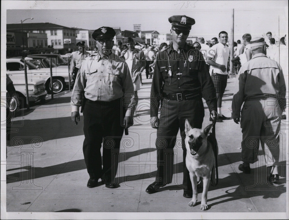 1963 Press Photo Officers Stan Szymaski &amp; Ray Whitcomb With Police Dog - Historic Images