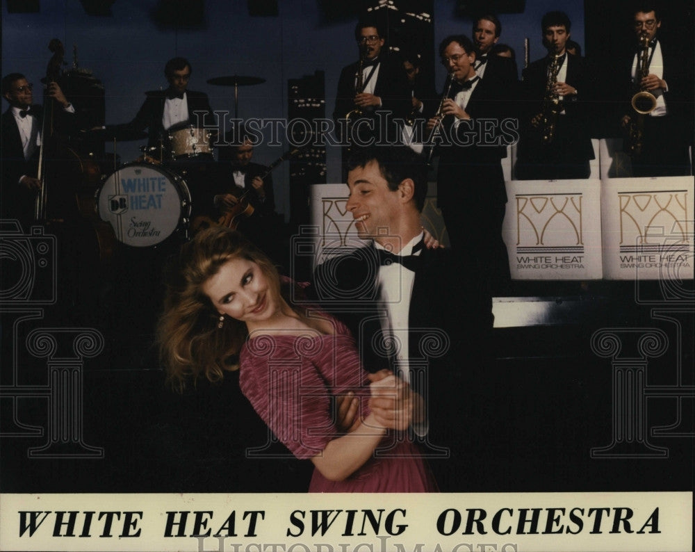 1995 Press Photo Couple Dances To The Sounds Of The White Heat Swing Orchestra - Historic Images