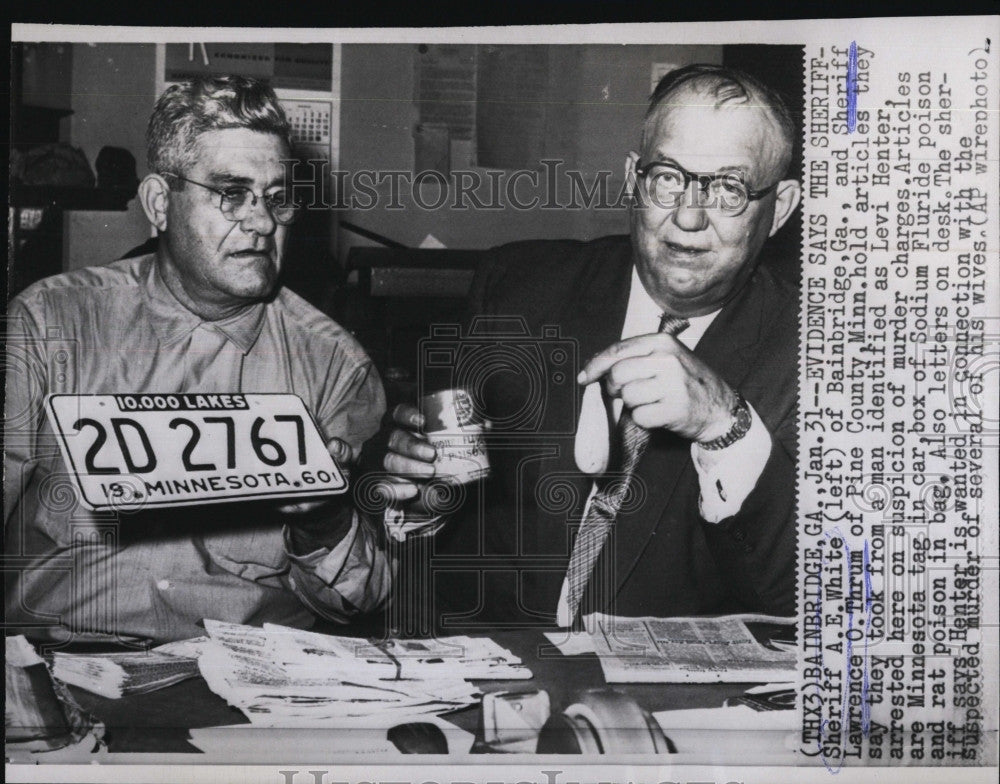 1961 Press Photo Sheriffs AE White &amp; Lawrence Thrum Pose With Evidence - Historic Images