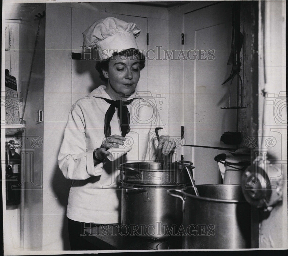 1962 Press Photo Mrs Ann White  making some chowder - Historic Images