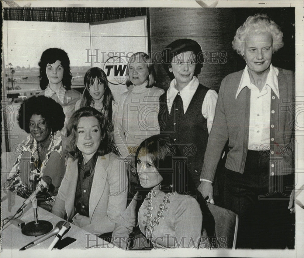 1976 Press Photo Actress Shirley MacLaine &amp; group of women headed to China - Historic Images