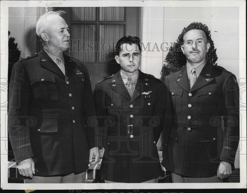 1942 Press Photo Gen Arnold, Capt Wheless & Lt Col Warner - Historic Images
