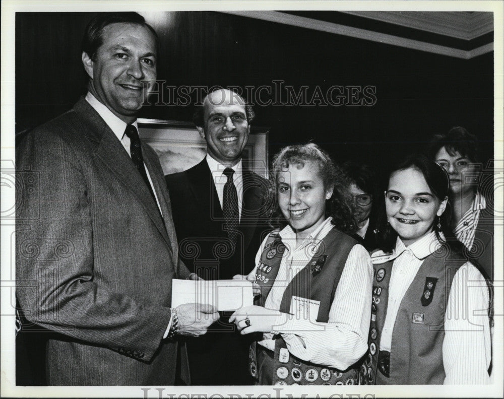 Press Photo David Whipkey Presents Check to Susan Hobson of Girl Scouts - Historic Images