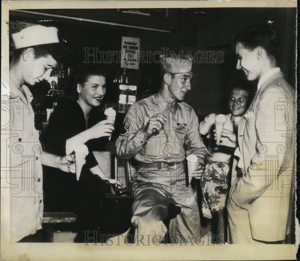 1943 Press Photo Staff Sgt Clifford Wherley home from the war - Historic Images