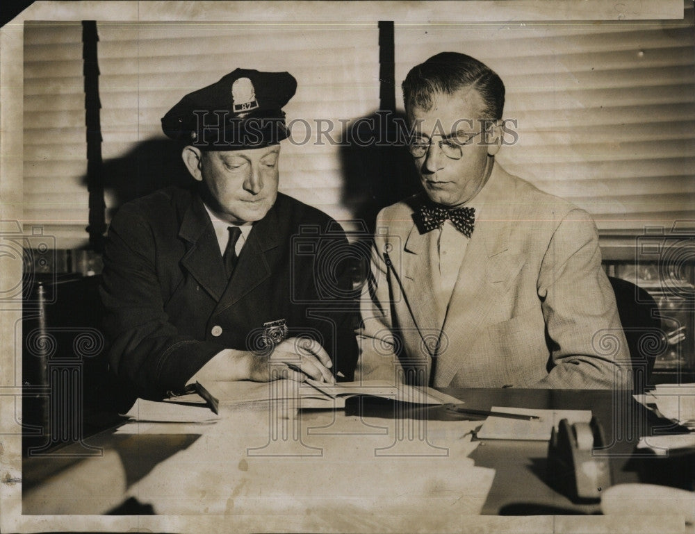 1951 Press Photo Policeman Walter Willwerth &amp; William T Payne - Historic Images