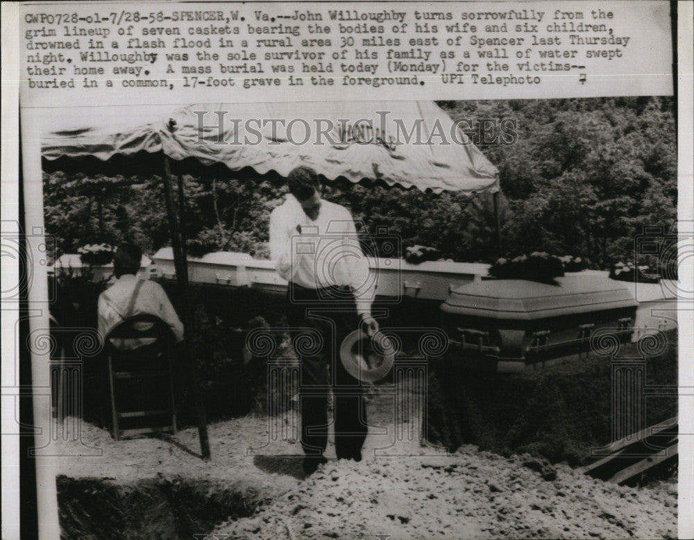 1958 Press Photo John Willoboughy at funeral of 7 family members killed in flood - Historic Images