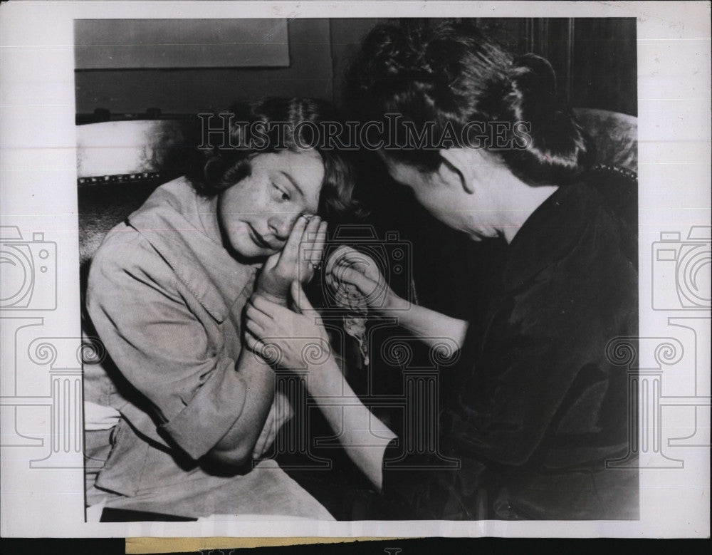 1951 Press Photo Sydney Rae Willoh and her mom at murder trial - Historic Images