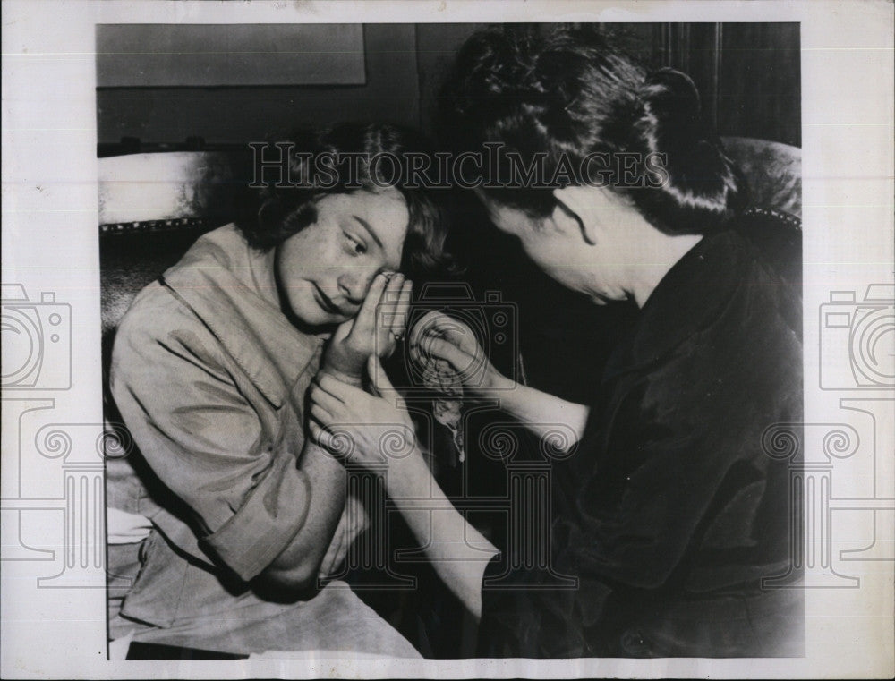 1951 Press Photo Sydney Rae Willoh and her mom at murder trial - Historic Images