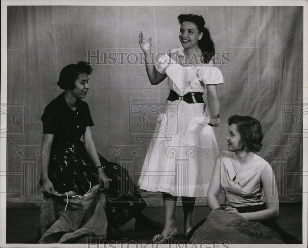 1956 Press Photo Barb Tasker, Ethel Norry, Eleanor Bohler &quot;Finian&#39;s Rainbow&quot; - Historic Images