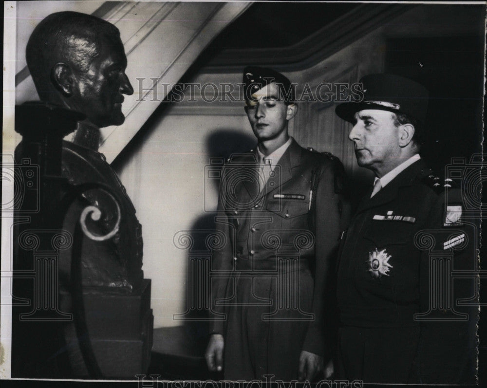 1948 Press Photo Gen de lattre de Tassigny &amp; son &amp; bust of Gen JJ Pershing - Historic Images