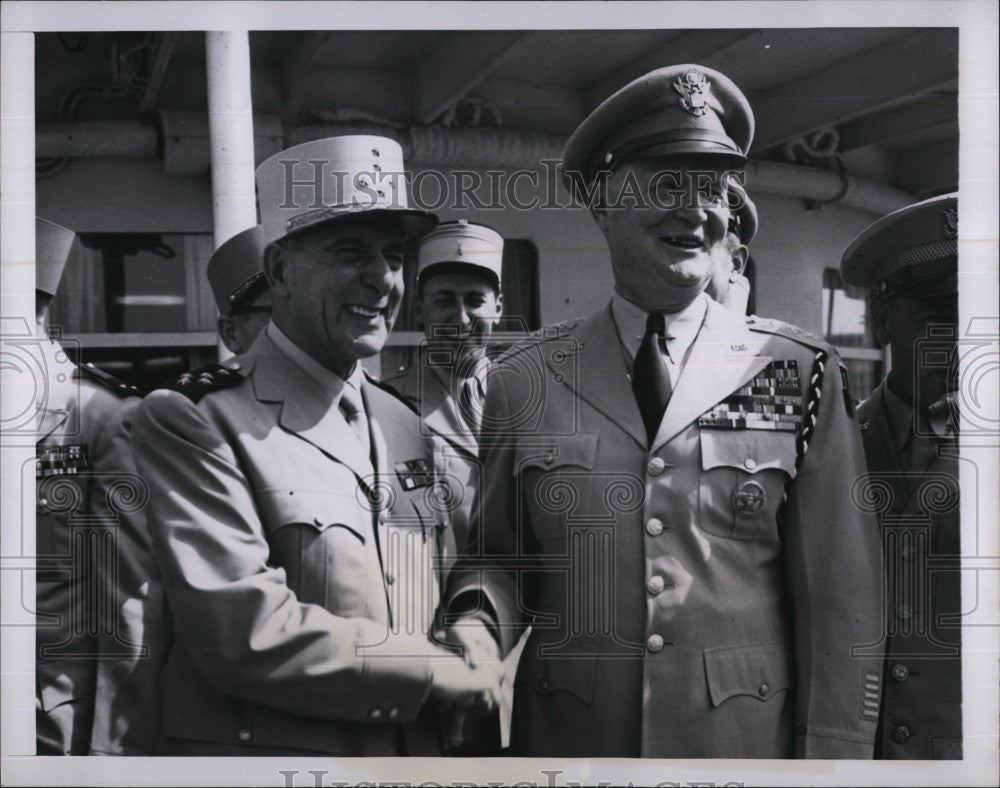 1951 Press Photo French Gen De Tassigny &amp; US Lt Gen Willis Crittenberger - Historic Images