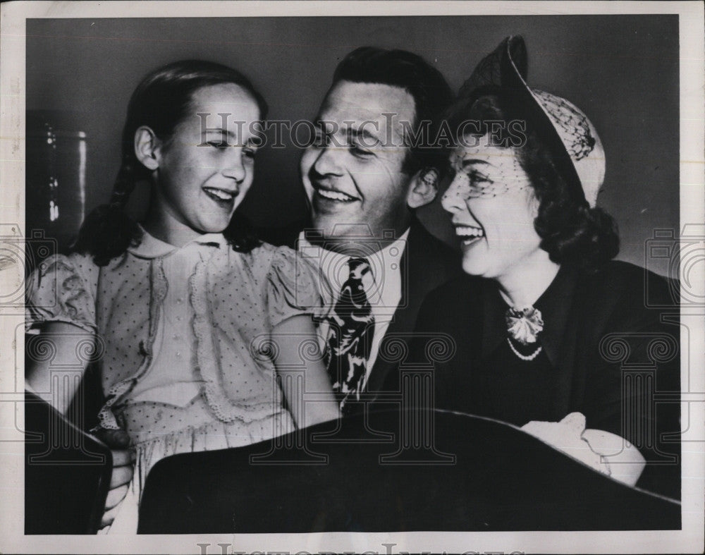 1951 Press Photo Victoria Douglas With Daughter and Husband, Donald - Historic Images