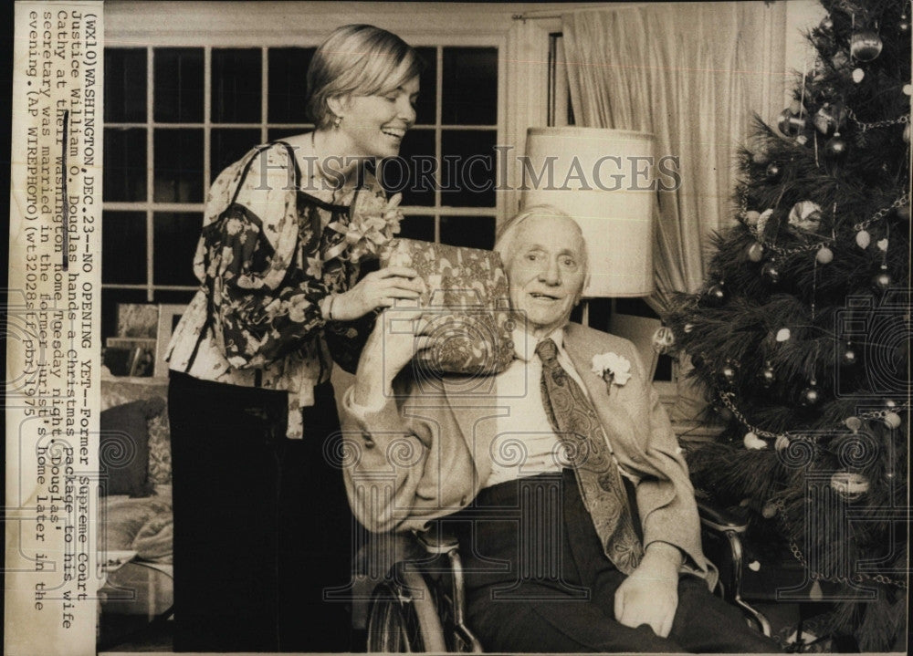 1975 Press Photo Ex Supreme Court Justice Wm O. Douglas &amp; wife - Historic Images