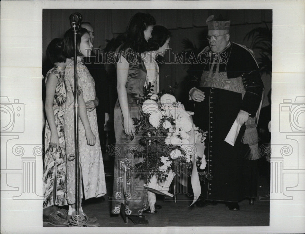 1941 Press Photo Dennis  Cardinal Doughtery &amp; Chinese children - Historic Images