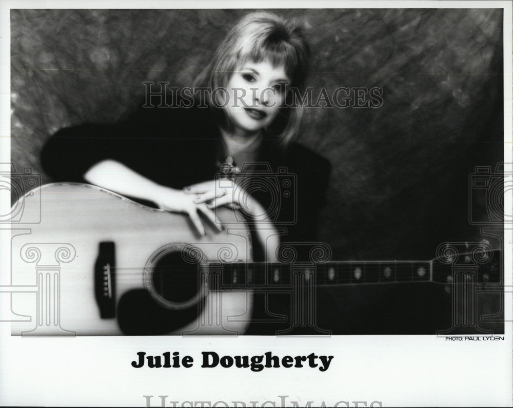 Press Photo Musician Julie Dougherty posing for photo - Historic Images