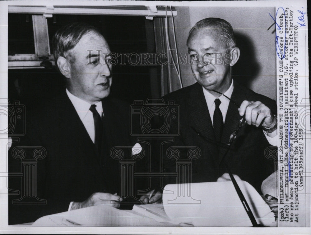 1959 Press Photo George C. Doub and Donald Guiness at case for steel strike - Historic Images