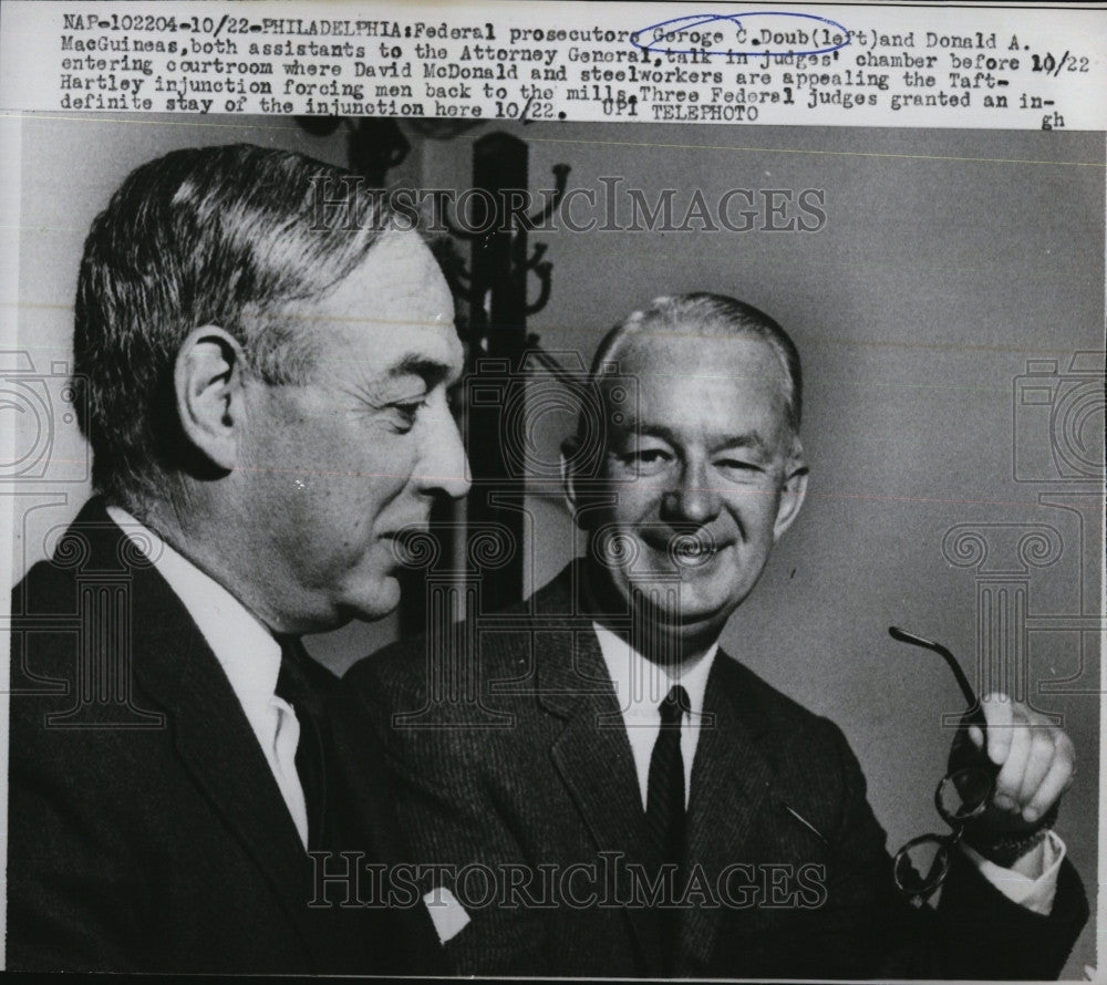 1959 Press Photo George Doub and DOnald MacGuineas at case for steel strike - Historic Images