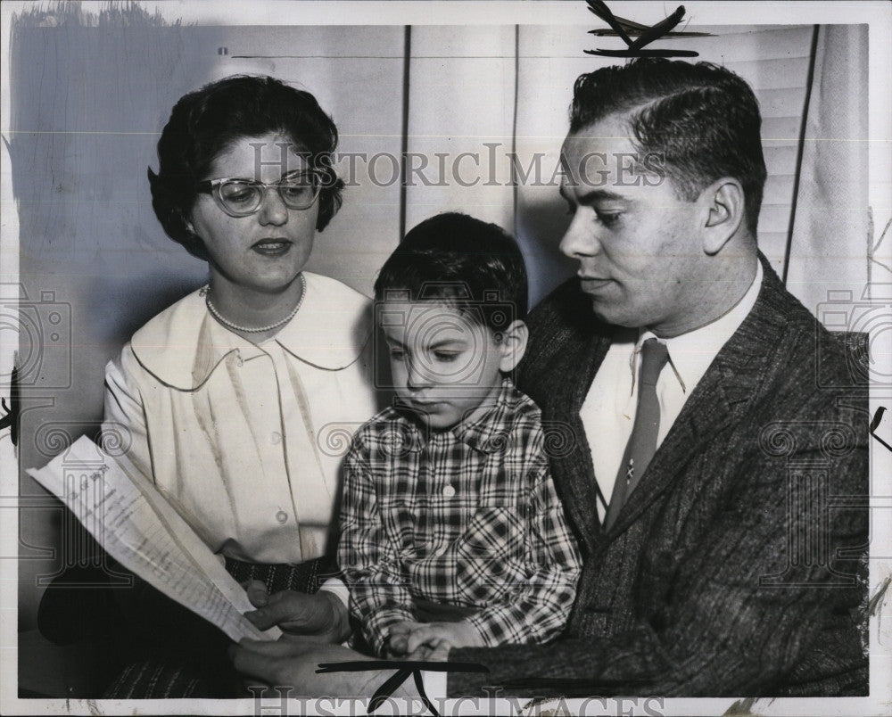 1962 Press Photo Daniel Doucette with wife Mary and son Steven - Historic Images