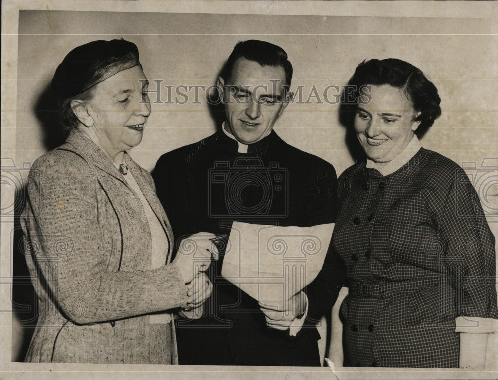 1954 Press Photo Mrs. A. Leonard, Rev. Thomas Donohue, Betty Senecal - Historic Images