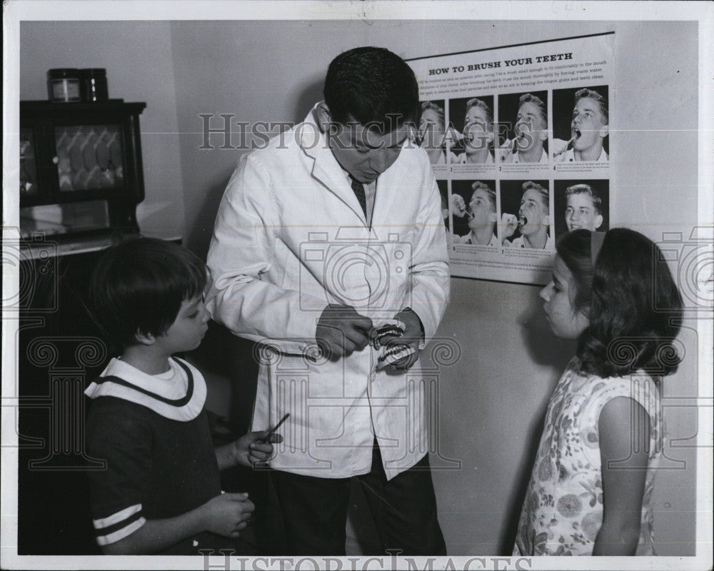 1967 Press Photo Dr. H. L. Dorris, Maureen Rowland, Deborah Stockwood - Historic Images