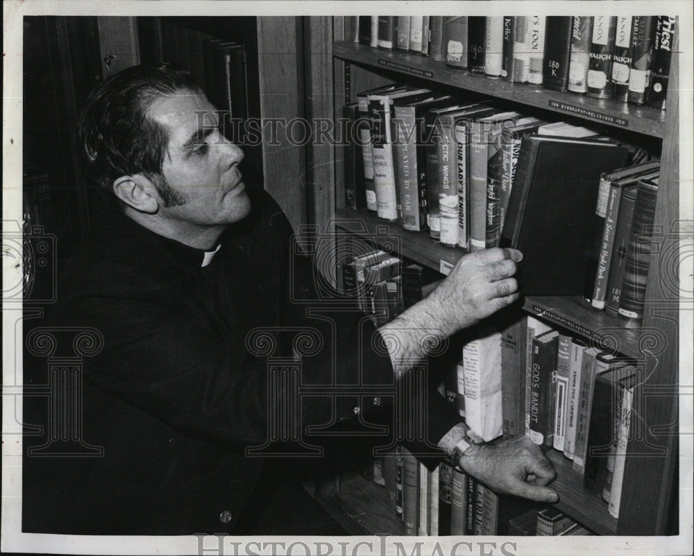 Press Photo Father Gerald Dorgan in Library - Historic Images