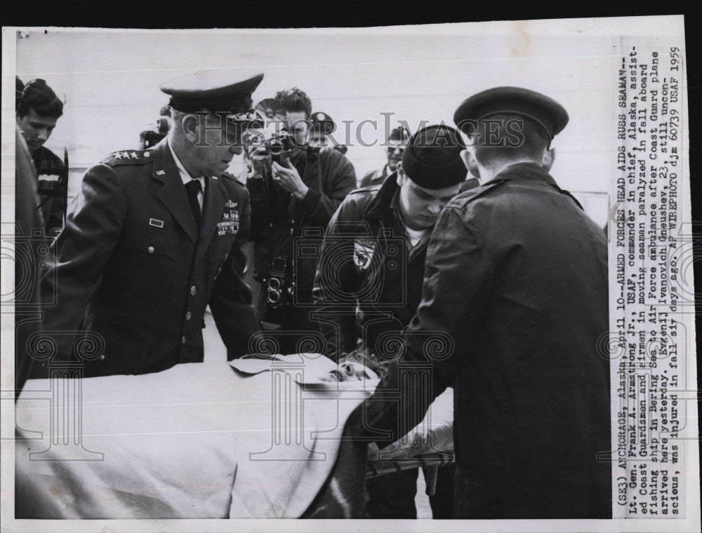 1959 Press Photo rescue of Eygenij Ivanovich, injured in fall on fishing ship - Historic Images