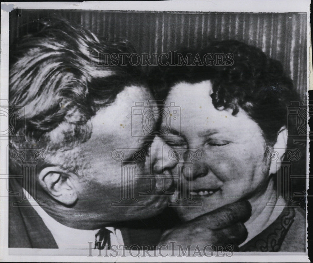 1960 Press Photo John Armonas and wife Barbara reunited after 20 yrs - Historic Images